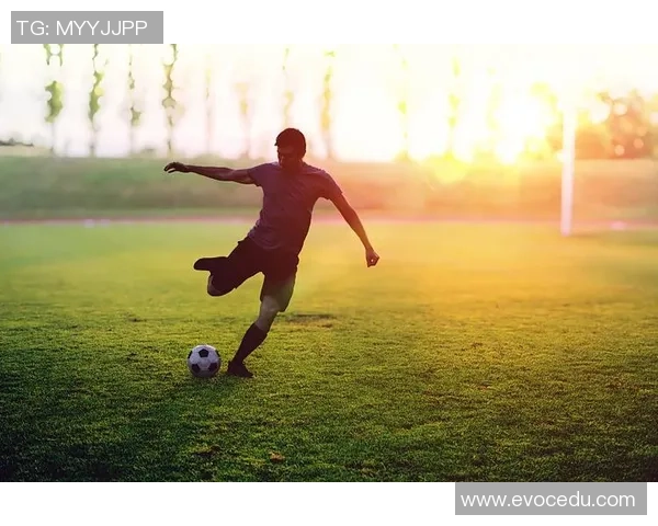 足球明星背影投掷足球瞬间展现力量与优雅的完美结合